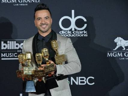 Entertainment Bilder der Woche KW20 Entertainment Bilder des Tages Recording artist Luis Fonsi appears backstage after winning awards for the Top Selling Song, Top Streaming Song - Video award, Top Latin Song, and Top Hot 100 Song for Despacito , during the 2018 Billboard Music Awards at MGM Grand Garden Arena on May 20, 2018 in Las Vegas, Nevada.  LAV20180520345 JIMxRUYMEN