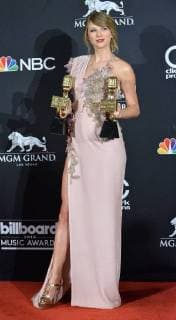 Entertainment Bilder des Tages Recording artist Taylor Swift appears backstage after winning the award for Top Female Artist during the 2018 Billboard Music Awards at MGM Grand Garden Arena on May 20, 2018 in Las Vegas, Nevada.  LAV20180520368 JIMxRUYMEN