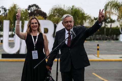 May 20, 2018 - EUM20180520POL10.JPG.TIJUANA, BC., Elecctions Elecciones-Segundo Debate.- Acompanado de su esposa, Andres Manuel Lopez Obrador, candidato presidencial de la coalicion Juntos Haremos Historia, arriba a las instalaciones de la Universidad Autonoma de Baja California (UABC) este domingo 20 de mayo de 2018 para el segundo debate de los aspirantes a la Presidencia. Foto: Agencia EL UNIVERSAL German Espinosa EVZ  - ZUMAu78_ 20180520_zaf_u78_565 Copyright: xGermanxEluniversalx