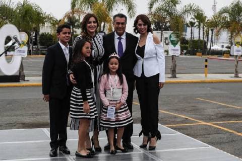 May 20, 2018 - EUM20180520POL14.JPG.TIJUANA, BC., Elecctions Elecciones-Segundo Debate.- Acompanado de su familia, Andres Jaime Rodriguez Calderon, aspirante presidencial independiente, arriba a las instalaciones de la Universidad Autonoma de Baja California (UABC) este domingo 20 de mayo de 2018 para el segundo debate de los candidatos a la Presidencia. Foto: Agencia EL UNIVERSAL German Espinosa EVZ  - ZUMAu78_ 20180520_zaf_u78_570 Copyright: xGermanxEluniversalx