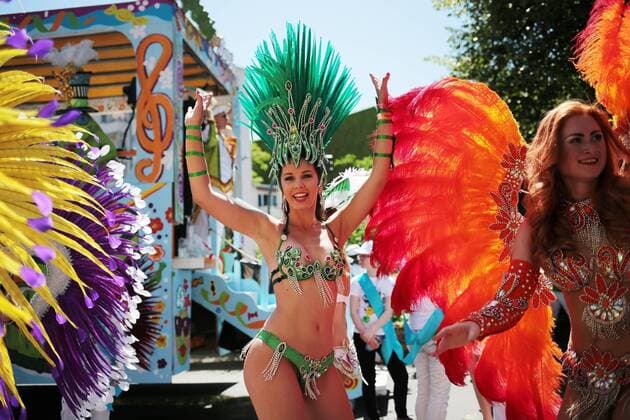 IMAGO Creative: Menschen in Berlin - Karneval der Kulturen Berlin 2018 - 20 05 2018 - Germany Berlin Berlin - Spectators and performers at the annual Karneval der Kulturen (carnival of cultures) parade in Berlin.  SimonxBeckerx xLexPictorium LePictorium_0181258