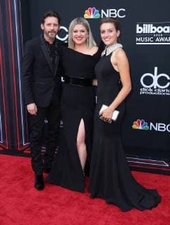 Brandon Blackstock, Kelly Clarkson and Savannah Blackstock arriving at the Billboard Music Awards in Las Vegas, Nevada - May 20, 2018 - Billboard Music Awards 2018, Las Vegas Nevada United States MGM Grand Garden Arena  Copyright: xScooterx h_00511341