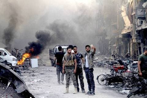Themen der Woche KW21 Bilder des Tages (180521) -- DAMASCUS, May 21, 2018 -- Syrian soldiers take a selfie in the Hajar al-Aswad district, south of Damascus, Syria, on May 21, 2018, just hours after it was declared free of the Islamic State (IS) militants. For the first time in seven years, Syria s capital Damascus was declared secure and empty of any rebel presence on Monday, following the defeat of the Islamic State (IS) in their last strongholds south of the capital, an achievement that closed the last chapter of war in the Syrian capital. ) SYRIA-DAMASCUS-IS-FINAL DEFEAT HummamxSheikhxAli 