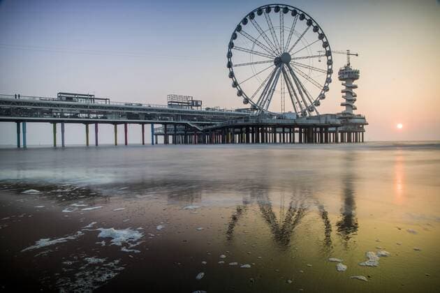 The Netherlands, The Hague. Pier of Scheveningen with ferris wheel and bungyjump tower. Tourist attraction.  Copyright: xHollandsexHoogtex xMichielxWijnberghxFotografiex x78613618x