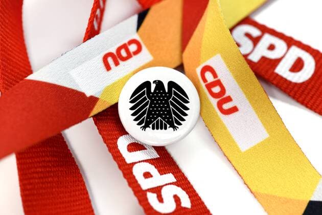 Schlüsselbänder mit den Logos von CDU und SPD mit Bundesadler, Symbolfoto für die Große Koalition - Lanyards of the German parties CDU and SPD, grand coalition *** Lanyards of the CDU and SPD with Bundesadler Symbols for the Grand Coalition CDU and SPD grand coalition  1020506519