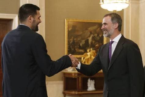 Spain s King Felipe VI (R) greets Real Madrid captain, Felipe Reyes, during an act held at La Zarzuela palace in Madrid, Spain, 23 May 2018. Real Madrid Basketball team celebrate after his victory against Fenerbahce in the Euroleague Final Four final in Belgrade. Spain s King Felipe VI receives Real Madrid Basketball team !ACHTUNG: NUR REDAKTIONELLE NUTZUNG!  Copyright: xJavierxLizonx GRAF4136 20180523-636626983985493299