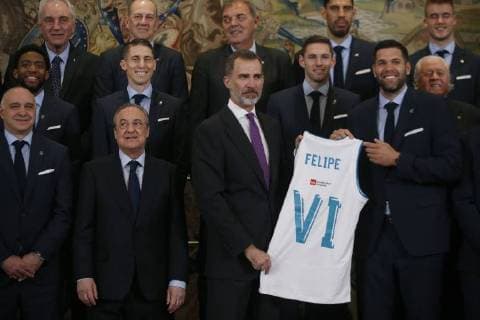 Spain s King Felipe VI (2-R) and Real Madrid Basketball captain, Felipe Reyes (R), pose for the photographers during an act held at La Zarzuela palace in Madrid, Spain, 23 May 2018. Real Madrid Basketball team celebrate after his victory against Fenerbahce in the Euroleague Final Four final in Belgrade. Spain s King Felipe VI receives Real Madrid Basketball team !ACHTUNG: NUR REDAKTIONELLE NUTZUNG!  Copyright: xJavierxLizonx GRAF4160 20180523-636626984610497286