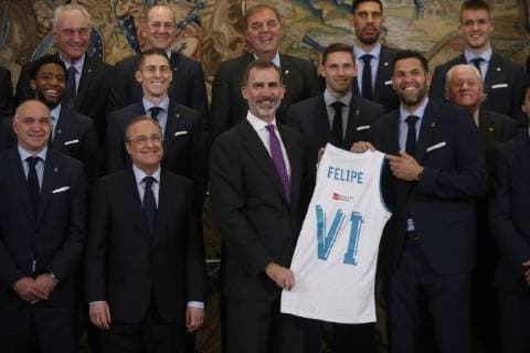 Entertainment Bilder des Tages Spain s King Felipe VI (2-R) and Real Madrid Basketball captain, Felipe Reyes (R), pose for the photographers during an act held at La Zarzuela palace in Madrid, Spain, 23 May 2018. Real Madrid Basketball team celebrate after his victory against Fenerbahce in the Euroleague Final Four final in Belgrade. Spain s King Felipe VI receives Real Madrid Basketball team !ACHTUNG: NUR REDAKTIONELLE NUTZUNG!  Copyright: xJavierxLizonx GRAF4162 20180523-636626985220813751