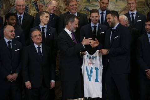 Spain s King Felipe VI (2-R) and Real Madrid Basketball captain, Felipe Reyes (R), pose for the photographers during an act held at La Zarzuela palace in Madrid, Spain, 23 May 2018. Real Madrid Basketball team celebrate after his victory against Fenerbahce in the Euroleague Final Four final in Belgrade. Spain s King Felipe VI receives Real Madrid Basketball team !ACHTUNG: NUR REDAKTIONELLE NUTZUNG!  Copyright: xJavierxLizonx GRAF4155 20180523-636626985230970007