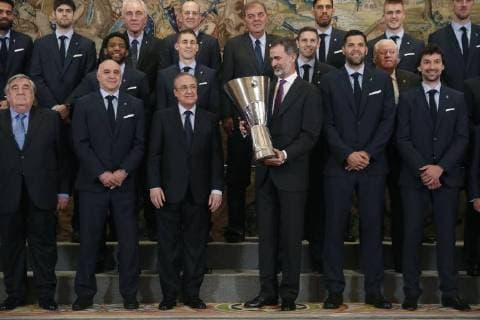 Spain s King Felipe VI (C-R) and Real Madrid president, Florentino Perez (C-L), pose for the photographers during an act held at La Zarzuela palace in Madrid, Spain, 23 May 2018. Real Madrid Basketball team celebrate after his victory against Fenerbahce in the Euroleague Final Four final in Belgrade. Spain s King Felipe VI receives Real Madrid Basketball team !ACHTUNG: NUR REDAKTIONELLE NUTZUNG!  Copyright: xJavierxLizonx GRAF4143 20180523-636626985243782593