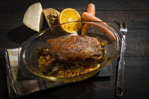 gebratene Gänsebrust im Gemüsesud in einem Bräter aus Glas - roasted goose breastin vegetable stock *** roasted goose breast in vegetable broth in a glass roasting pan roasted goose breastin vegetable stock  1019303387