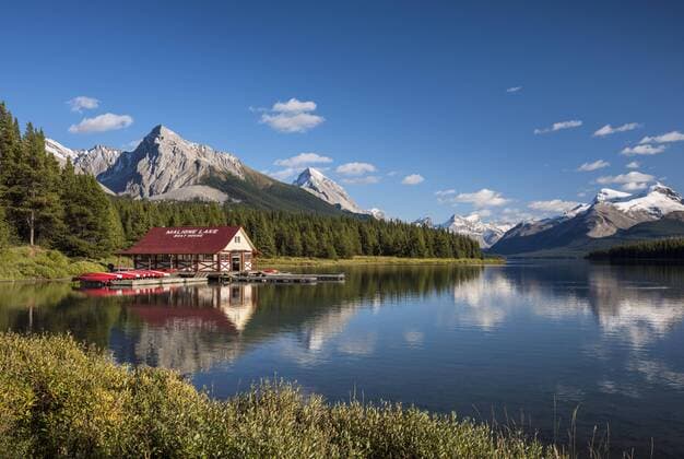 Boathouse with canoes on the shore of Maligne Lake Jasper National Park Rocky Mountains Alberta Canada North America Copyright: imageBROKER/MarcoxBittel iblmbi04680957.jpg