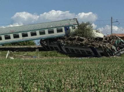 Themen der Woche KW21 Bilder des Tages May 24, 2018 - Caluso, Italy - A regional train plowed into a rig truck that had stopped on the tracks in Caluso, outside Turin. Two people were killed and 20 others injured in the train crash. The incident occurred late on May 23rd when the train hit a large truck that had stopped on the tracks. Caluso Italy - ZUMAg210 20180524_zbp_g210_045 Copyright: xStefanoxGuidix