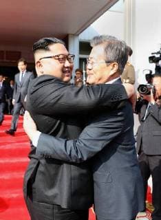 Themen der Woche KW21 Bilder des Tages (180526) -- PANMUNJOM, May 26, 2018 -- South Korean President Moon Jae-in (R) and top leader of the Democratic People s Republic of Korea (DPRK) Kim Jong Un hold their second summit at the DPRK side of the border village of Panmunjom, on May 26, 2018. ) (srb) DPRK-SOUTH KOREA-SECOND SUMMIT BluexHouse 