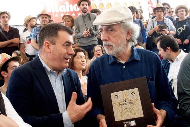 Spanish film director Fernando Trueba shows an award during his visit to Cans Festival in Cans, Galicia, Spain, 26 May 2018. Cans Festival !ACHTUNG: NUR REDAKTIONELLE NUTZUNG!  Copyright: xSalvadorxSasx GRAF6484 20180526-636629523656561622