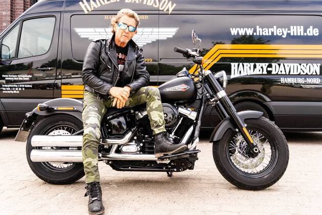 Entertainment Bilder der Woche KW21 Entertainment Bilder des Tages Peter Maffay vor dem Aufbruch in den Hamburger Hafen zur Queen Marry 2;Peter Maffay nimmt an Ausfahrt von Harley Davidson in Hamburg teil, Hamburg Hamburg Deutschland Harley-Nord-Store Farmsen *** Peter Maffay before leaving for the Port of Hamburg for the Queen Marry 2 Peter Maffay participates in the exit of Harley Davidson in Hamburg Hamburg Hamburg Germany Harley Nord Store Farmsen