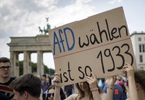 Themen der Woche KW21 News Bilder des Tages Anti-Afd Demonstration in Berlin. Mehrere tausend Demonstranten zogen zum Brandenburger Tor, um gegen die AfD-Demo zu demonstrieren. Berlin 27.05.2018 Berlin Deutschland *** Anti Afd demonstration in Berlin Several thousand demonstrators moved to the Brandenburg Gate to demonstrate against the AfD demo Berlin 27 05 2018 Berlin Germany Copyright: xThomasxImo photothek.netx
