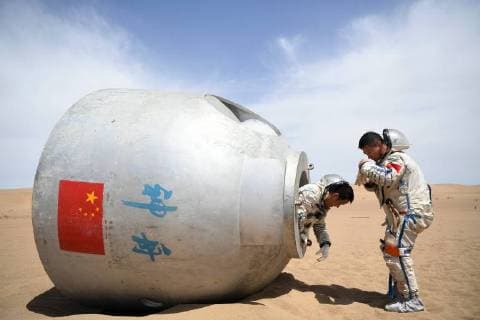 Themen der Woche KW21 News Bilder des Tages (180527) -- LANZHOU, May 27, 2018 -- Taikonauts Nie Haisheng (L) and Liu Wang exit from a re-entry capsule during a wilderness survival training in the Badain Jaran Desert in northwest China s Gansu Province, May 17, 2018. Fifteen Chinese taikonauts have just completed desert survival training deep in the Badain Jaran Desert near Jiuquan Satellite Launch Center in northwest China. Organized by the Astronaut Center of China (ACC), the program was designed to prepare taikonauts with the capacity to survive in the wilderness in the event their re-entry capsule lands off target. ) (lmm) CHINA-GANSU-TAIKONAUT-DESERT-WILDERNESS-SURVIVAL-TRAINING (CN) ChenxBin 