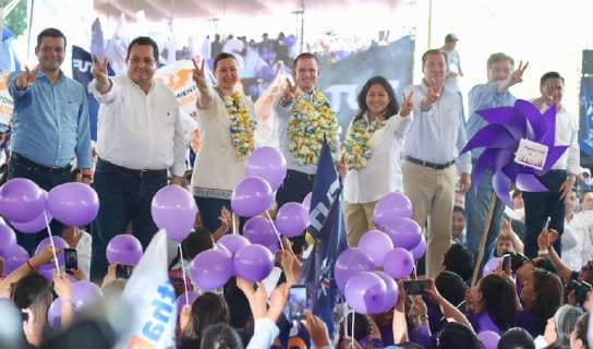 Mexiko, Martha Erika Alonso und Rafael Moreno Valle sterben bei Helikopter-Absturz May 27, 2018 - EUM20180527POL08.JPG.CUETZALAN, Pue.- ElectionElecciones-Anaya.- El candidato de la coalicion Por Mexico al Frente, Ricardo Anaya, durante un acto de campana ante simpatizantes en el deportivo de la localidad de Pahpatapan, en su gira por esta entidad, el domingo 27 de mayo de 2018. En el evento estuvo acompanado tambien de la candidata a la gubernatura de Puebla, Martha Erika Alonso. Foto. Agencia EL UNIVERSALAriel OjedaRCC.  - ZUMAu78_ 20180527_zaf_u78_537 Copyright: xElxUniversalx