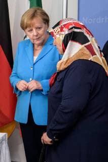 Commemoration ceremony on the occasion of the 25th anniversary of the fire attack of Solingen 29 05 2018 Federal Chancellor Dr Angela Merkel and Mevlüde Genc on the occasion of the 25th anniversary of the arson attack of Solingen on 29 05 2018 at the State Chancellery Nordrhein Westfalen Düsseldorf NRW Germany Staatskanzlei