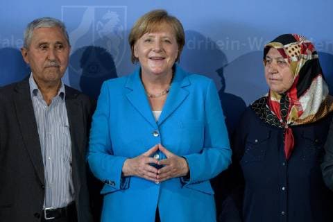 Commemorative ceremony on the occasion of the 25th anniversary of the fire attack of Solingen 29 05 2018 from Durmus Genc Federal Chancellor Dr Angela Merkel and Mevlüde Genc on entry in the guest book of the Landerregierung on the occasion of the 25th anniversary of the arson attack of Solingen on 29 05 2018 in the State Chancellery North Rhine Westphalia Dusseldorf NRW Germany State Chancellery