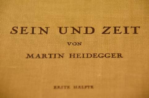 Deutschland, Meßkirch, 19.05.2018 Im Erdgeschoss des Schloßes Messkirch, im Ostflügel wurde 2002 mit dem Martin-Heidegger-Museum eine ständige Ausstellung zu Leben und Werk des Philosophen eröffnet. Neben einer Lebenschronik und Stationen der philosophischen Entwicklung Heideggers werden auch die Themen Heidegger als Sohn Meßkirchs und Heidegger und die Kunst gezeigt. Im Martin-Heidegger-Archiv befindet sich dessen Arbeitsbibliothek. Foto: Sein Hauptwerk Sein und Zeit hatte Martin Heidegger 1927 weltberühmt gemacht. Schloß Messkirch *** Germany Meßkirch 19 05 2018 On the ground floor of the castle Messkirch in the east wing was in 2002 with the Martin Heidegger Museum a permanent exhibition on the life and work of the philosopher opened in addition to a life chronicle and stages of philosophical development Heid