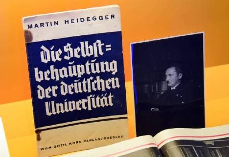 Deutschland, Meßkirch, 19.05.2018 Im Erdgeschoss des Schloßes Messkirch, im Ostflügel wurde 2002 mit dem Martin-Heidegger-Museum eine ständige Ausstellung zu Leben und Werk des Philosophen eröffnet. Neben einer Lebenschronik und Stationen der philosophischen Entwicklung Heideggers werden auch die Themen Heidegger als Sohn Meßkirchs und Heidegger und die Kunst gezeigt. Im Martin-Heidegger-Archiv befindet sich dessen Arbeitsbibliothek. Foto: Blick in die Ausstellung Schloß Messkirch *** Germany Meßkirch 19 05 2018 On the ground floor of the castle Messkirch in the east wing was in 2002 with the Martin Heidegger Museum a permanent exhibition on the life and work of the philosopher opened in addition to a life chronicle and stages of philosophical development Heidegger also the topics Heidegger as the son Meßkirchs and