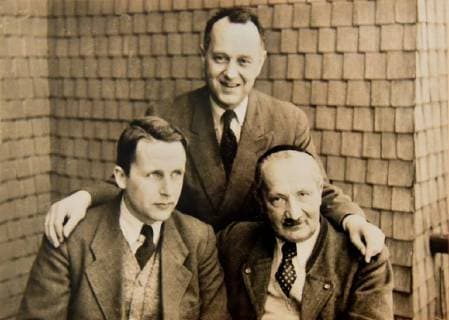 Deutschland, Meßkirch, 19.05.2018 Im Erdgeschoss des Schloßes Messkirch, im Ostflügel wurde 2002 mit dem Martin-Heidegger-Museum eine ständige Ausstellung zu Leben und Werk des Philosophen eröffnet. Neben einer Lebenschronik und Stationen der philosophischen Entwicklung Heideggers werden auch die Themen Heidegger als Sohn Meßkirchs und Heidegger und die Kunst gezeigt. Im Martin-Heidegger-Archiv befindet sich dessen Arbeitsbibliothek. Foto: Martin Heidegger mit jean Beaufret und Hermann Heidegger Schloß Messkirch *** Germany Meßkirch 19 05 2018 On the ground floor of the castle Messkirch in the east wing was in 2002 with the Martin Heidegger Museum a permanent exhibition on the life and work of the philosopher opened in addition to a life chronicle and stages of philosophical development Heidegger also the topics Hei