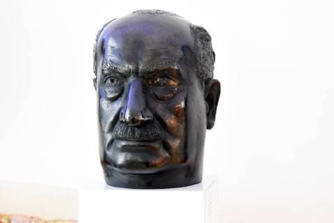 Deutschland, Meßkirch, 19.05.2018 Im Erdgeschoss des Schloßes Messkirch, im Ostflügel wurde 2002 mit dem Martin-Heidegger-Museum eine ständige Ausstellung zu Leben und Werk des Philosophen eröffnet. Neben einer Lebenschronik und Stationen der philosophischen Entwicklung Heideggers werden auch die Themen Heidegger als Sohn Meßkirchs und Heidegger und die Kunst gezeigt. Im Martin-Heidegger-Archiv befindet sich dessen Arbeitsbibliothek. Foto: Martin Heidegger, Bueste von Hans Kock, 1989 Schloß Messkirch *** Germany Meßkirch 19 05 2018 On the ground floor of the castle Messkirch in the east wing was in 2002 with the Martin Heidegger Museum a permanent exhibition on the life and work of the philosopher opened in addition to a life chronicle and stages of philosophical development Heidegger also the topics Heidegger as th