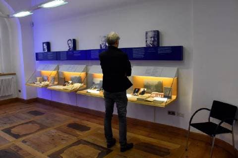 Deutschland, Meßkirch, 19.05.2018 Im Erdgeschoss des Schloßes Messkirch, im Ostflügel wurde 2002 mit dem Martin-Heidegger-Museum eine ständige Ausstellung zu Leben und Werk des Philosophen eröffnet. Neben einer Lebenschronik und Stationen der philosophischen Entwicklung Heideggers werden auch die Themen Heidegger als Sohn Meßkirchs und Heidegger und die Kunst gezeigt. Im Martin-Heidegger-Archiv befindet sich dessen Arbeitsbibliothek. Foto: Blick in die Ausstellung Schloß Messkirch *** Germany Meßkirch 19 05 2018 On the ground floor of the castle Messkirch in the east wing was in 2002 with the Martin Heidegger Museum a permanent exhibition on the life and work of the philosopher opened in addition to a life chronicle and stages of philosophical development Heidegger also the topics Heidegger as the son Meßkirchs and H