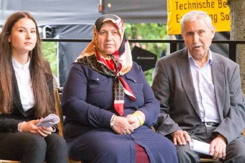 vl Özlem Genc member of Genc Mevlüde Genc German citizen of Turkish origin who lost two granddaughters and a niece at the arson attack in Solingen in 1993 and Durmus Genc husband of Mevlüde Genc 25 anniversary of the arson attack of Solingen of 29 May 1993 Politics 29 05 18 Solingen NRW Germany Copyright: xcdnx