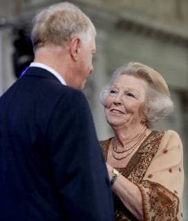 30-05-2018 Amsterdam Princess Beatrix with Hans van der Ven during the award ceremony of the silver carnation ( zilveren anjers) of the Prince Bernard culturefoundation at the royal palace in Amsterdam. The silver carnation is annually awarded to individuals who voluntarily worked for culture and nature conservation.  Copyright: xPPEx