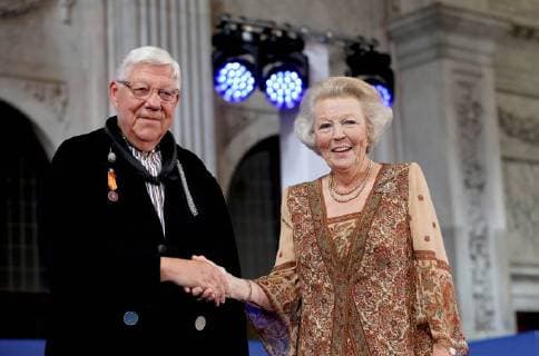 30-05-2018 Amsterdam Princess Beatrix with Piet de Boer during the award ceremony of the silver carnation ( zilveren anjers) of the Prince Bernard culturefoundation at the royal palace in Amsterdam. The silver carnation is annually awarded to individuals who voluntarily worked for culture and nature conservation.  Copyright: xPPEx