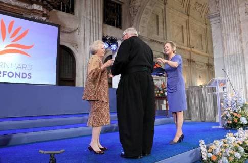 30-05-2018 Amsterdam Princess Beatrix with Piet de Boer during the award ceremony of the silver carnation ( zilveren anjers) of the Prince Bernard culturefoundation at the royal palace in Amsterdam. The silver carnation is annually awarded to individuals who voluntarily worked for culture and nature conservation.  Copyright: xPPEx