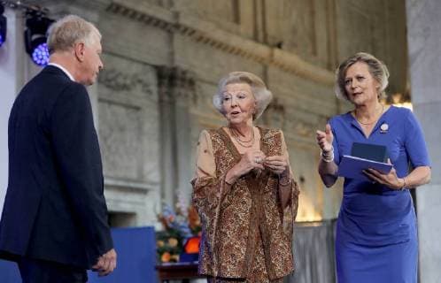 30-05-2018 Amsterdam Princess Beatrix with Hans van der Ven during the award ceremony of the silver carnation ( zilveren anjers) of the Prince Bernard culturefoundation at the royal palace in Amsterdam. The silver carnation is annually awarded to individuals who voluntarily worked for culture and nature conservation.  Copyright: xPPEx