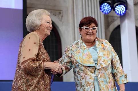30-05-2018 Amsterdam Princess Beatrix with Alice van Romondt during the award ceremony of the silver carnation ( zilveren anjers) of the Prince Bernard culturefoundation at the royal palace in Amsterdam. The silver carnation is annually awarded to individuals who voluntarily worked for culture and nature conservation.  Copyright: xPPEx