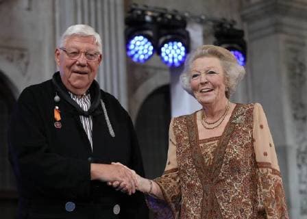 30-05-2018 Amsterdam Princess Beatrix with Piet de Boer during the award ceremony of the silver carnation ( zilveren anjers) of the Prince Bernard culturefoundation at the royal palace in Amsterdam. The silver carnation is annually awarded to individuals who voluntarily worked for culture and nature conservation.  Copyright: xPPEx