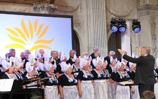 30-05-2018 Amsterdam Choir of Volendam during the award ceremony of the silver carnation ( zilveren anjers) of the Prince Bernard culturefoundation at the royal palace in Amsterdam. The silver carnation is annually awarded to individuals who voluntarily worked for culture and nature conservation.  Copyright: xPPEx
