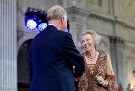 30-05-2018 Amsterdam Princess Beatrix with Hans van der Ven during the award ceremony of the silver carnation ( zilveren anjers) of the Prince Bernard culturefoundation at the royal palace in Amsterdam. The silver carnation is annually awarded to individuals who voluntarily worked for culture and nature conservation.  Copyright: xPPEx