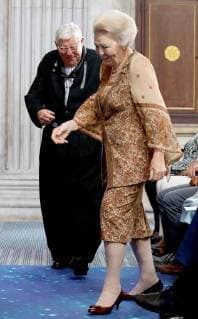 30-05-2018 Amsterdam Princess Beatrix with Piet de Boer during the award ceremony of the silver carnation ( zilveren anjers) of the Prince Bernard culturefoundation at the royal palace in Amsterdam. The silver carnation is annually awarded to individuals who voluntarily worked for culture and nature conservation.  Copyright: xPPEx
