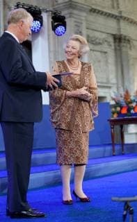 30-05-2018 Amsterdam Princess Beatrix with Hans van der Ven during the award ceremony of the silver carnation ( zilveren anjers) of the Prince Bernard culturefoundation at the royal palace in Amsterdam. The silver carnation is annually awarded to individuals who voluntarily worked for culture and nature conservation.  Copyright: xPPEx
