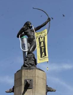 Activists of the environmental organization Greenpeace place a mask and oxygen tank at Huntress Diana Fountain (Fuente de la Diana Cazadora) with a message that reads The air in Mexico kills during a protest to demand a clean air and a non-polluting public transport for the whole country, in Mexico City, Mexico, 30 May 2018. Greenpeace today held the protest as a call to authorities and presidential candidates to recognize the seriousness of the situation and commit to effective measures to improve air quality in Mexico City. Greenpeace protest to demand clean air in Mexico !ACHTUNG: NUR REDAKTIONELLE NUTZUNG!  Copyright: xMarioxGuzmánx MEX03 20180530-636633038179701211