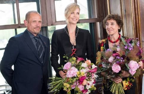 Vienna 31 05 2018 Tiergarten Schoenbrunn Vienna AUT Life Ball Crystal of Hope Presentation in the Picture by Gerry Keszler Charlize Theron and Helene von Damm during the award ceremony at the Tiergarten Schoenbrunn in Vienna Austria on 2018 05 31  EX_GRU