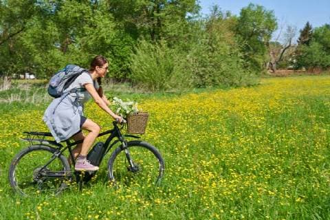 MODEL RELEASED Junge Frau macht eine Radtour auf einem eBike, Mountainbike in Pfaffenhofen an der Ilm, Deutschland am 29.04.2018