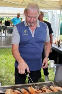 12 Thuringian Charity Open Mühlberg 01 06 2018 Mühlberg 12 Thuringian Charity Open in the picture Johnny Logan with bratwurst