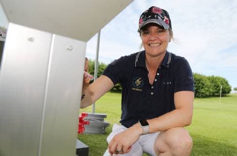 12 Thuringian Charity Open Mühlberg 01 06 2018 Mühlberg 12 Thuringian Charity Open in the picture Sandra Kiriasis signs a Thüros Grill