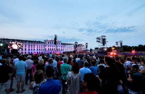Vienna 31 05 2018 Schoenbrunn he Palace Park Vienna AUT Summer Night Concert by the Vienna Philharmonic in the picture Spectators in front of the Schoenbrunn Palace Visitors in front of the Schoenbrunn Palace at the Schoenbrunn Palace Philharmonic Orchestra at the Schoenbrunn Palace Vienna Austria on 2018 05 31  EX_PUC