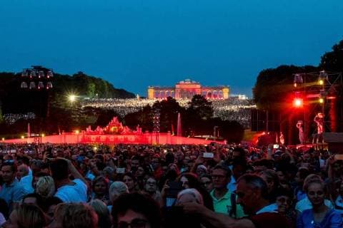 Vienna 31 05 2018 Schoenbrunn he Palace Park Vienna AUT Summer Night Concert of the Vienna Philharmonic in the picture Spectators in front of the Gloriette Visitors in front of the Gloriette during the summer concert concert of the Vienna Philharmonic Orchestra at the Schoenbrunn Palace Vienna Austria on 2018 05 31  EX_PUC