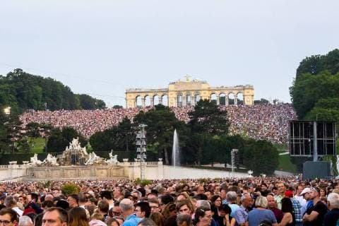 Vienna 31 05 2018 Schoenbrunn he Palace Park Vienna AUT Summer Night Concert of the Vienna Philharmonic in the picture Spectators in front of the Gloriette Visitors in front of the Gloriette during the summer concert concert of the Vienna Philharmonic Orchestra at the Schoenbrunn Palace Vienna Austria on 2018 05 31  EX_PUC