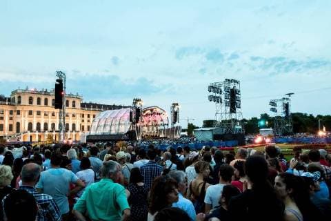 Vienna 31 05 2018 Schoenbrunn he Palace Park Vienna AUT Summer Night Concert by the Vienna Philharmonic in the picture Spectators in front of the Schoenbrunn Palace Visitors in front of the Schoenbrunn Palace at the Schoenbrunn Palace Philharmonic Orchestra at the Schoenbrunn Palace Vienna Austria on 2018 05 31  EX_PUC